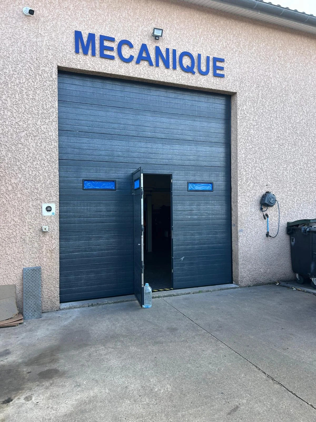 Installation porte sectionnelle dans le Paris 9eme - pose